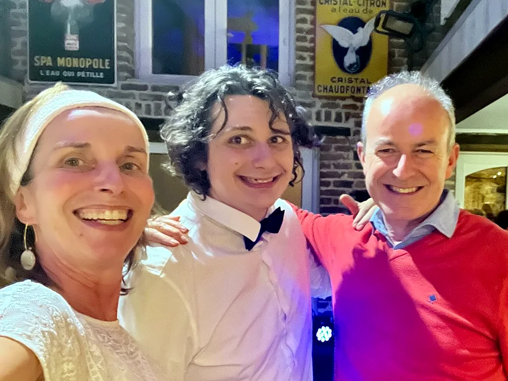 François Thiry entouré de deux spectateurs après une soirée