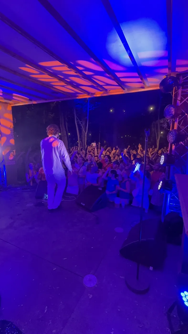 Sardou Junior face a la foule du Parc d'Enghien