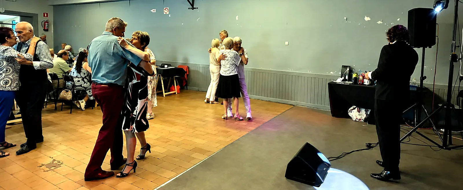 Couples de danseurs sur la piste d'un thé dansant
