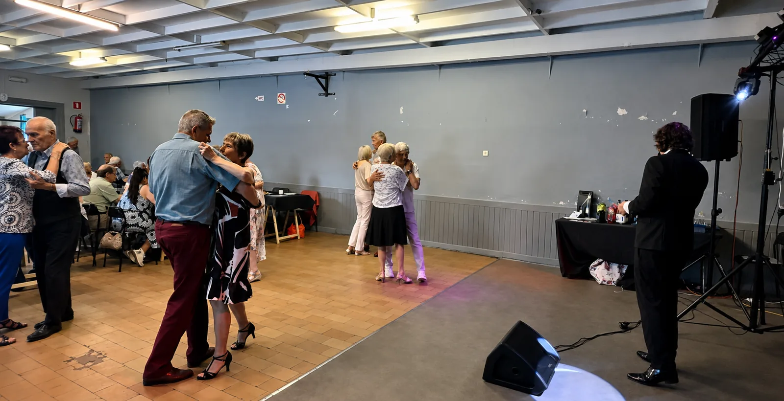 Couples de danseurs sur la piste d'un thé dansant